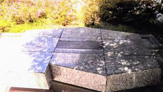 石のベンチのような「北海道電話交換創始の地碑」