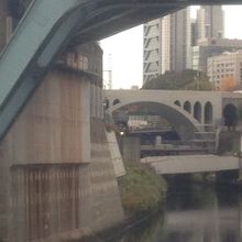 ちょっと離れたところからの聖橋の写真