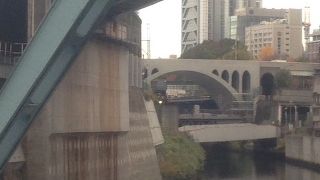 美しいコンクリートのアーチ橋