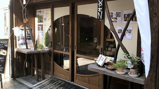 アイス酒粕抹茶ドリンクを楽しむ。