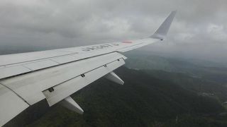 山すれすれの着陸でスリル満点