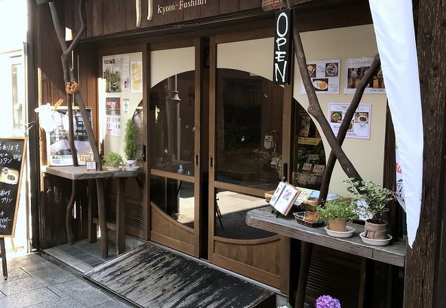 アイス酒粕抹茶ドリンクを楽しむ。