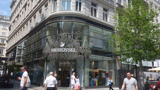 ケルントナー通りの中央に燦然と輝くスワロフスキー。ここで買わなくてどこで買う。
