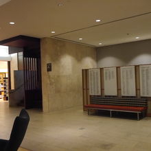 地階に受け付け、クローク、ショップなどがあります