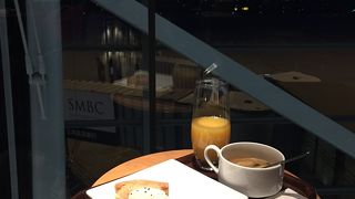 軽食ありの良いラウンジ。