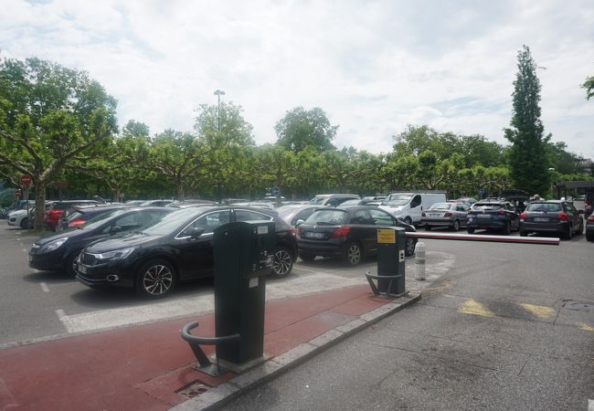 【アヌシー】週末、湖畔リゾートの駐車場は混雑！