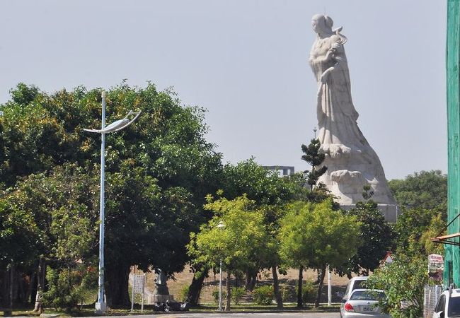 緑の芝生が広がる公園。高さ１６メートルという巨大な媽祖像がシンボルだった