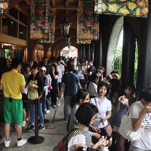 店外の歩道には長い列ができていた