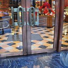 宮原眼科の案内が床にあった