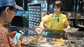 アイスクリーム売り場には長い列ができていた。そもそもおかし、お土産を売る店だ