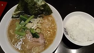(仙台っ子)一番人気は仙台っ子ラーメン650円のようです。トンコツ醤油に中太麺がいい感じでした。