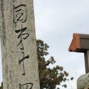 流水岩の上に本堂が建つ