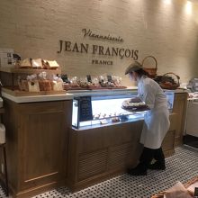 右手前にパンが並ぶ