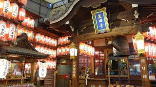 コンパクトながら賑やかな境内です