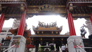 屋根飾りや彫刻見応えあり