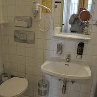 トイレに洗面台　アメニティーは石鹸のみです。