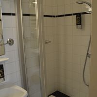 シャワールーム、バスタブはなし。アメニティーはシャンプのみ。