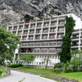 フィヨルドのすぐ前に建つホテル