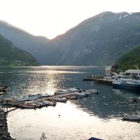 テラスから白夜のフィヨルドを眺める