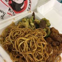 焼きそば、オレンジチキン、ブロッコリーと牛肉の炒め物