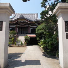 門と奥の本堂です。