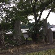 川沿いの石碑
