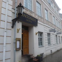 大学本部の直前にあるホテルです