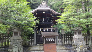 頼朝とその子が祀られてます