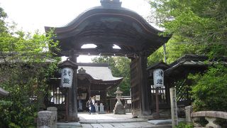 長等山園城寺の総門近くに鎮座