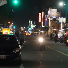 道を封鎖するのではなく、道路の両端に店舗があります。