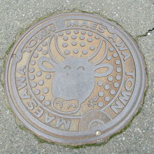 前沢の道路のマンホールの蓋も牛さん模様です