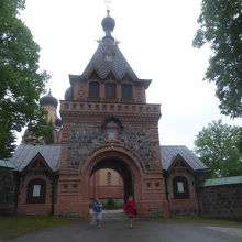 修道院への入り口の門