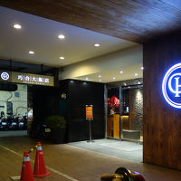 ドミトリーの宿は雑居ビルの上階という概念を覆す外観