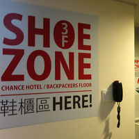 バックパッカーフロアは靴を脱いでね、とのこと