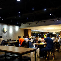 地下の食堂スペース。オムレツやサラダ、パンのバイキング