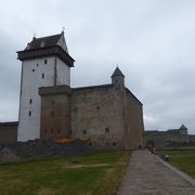 ロシア侵略に対抗するために建設されたナルヴァ城