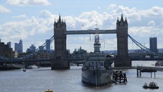 河畔に接岸してました