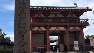 くすんだ朱色の四角い門