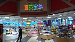 広い店内には、キャラクターグッズがたくさん