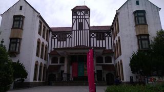 建物は16世紀に存在したイギリスの劇場「フォーチュン座」を模したもの