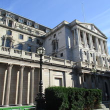 屋根の黒に注目です