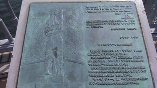 隅田川と友好河川の提携をしているパリのセーヌ川にちなんで「パリ広場」と呼ばれています