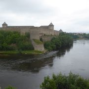 エストニアとロシア国境に流れるナルヴァ川