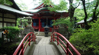 井の頭公園の池の島に建つ寺