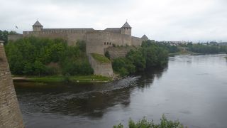 エストニアとロシア国境に流れるナルヴァ川