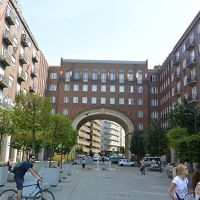 マダーチ・イムレ広場の茶色の建物の一角にあります。