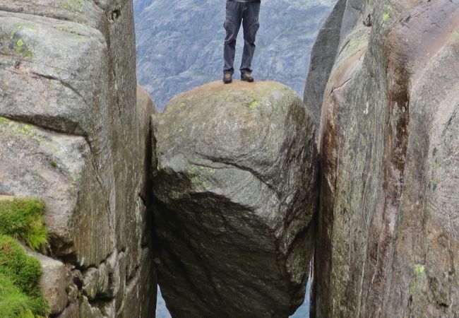 それでも、あなたは立ちますか？／恐怖の絶景球体Kjerag Bolten（シェラーグボルテン）