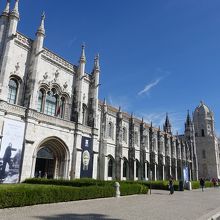 国立考古学博物館とジェロニモス修道院。
