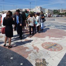 発見のモニュメント前の地図。