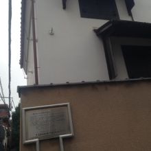 質店の白壁の様子